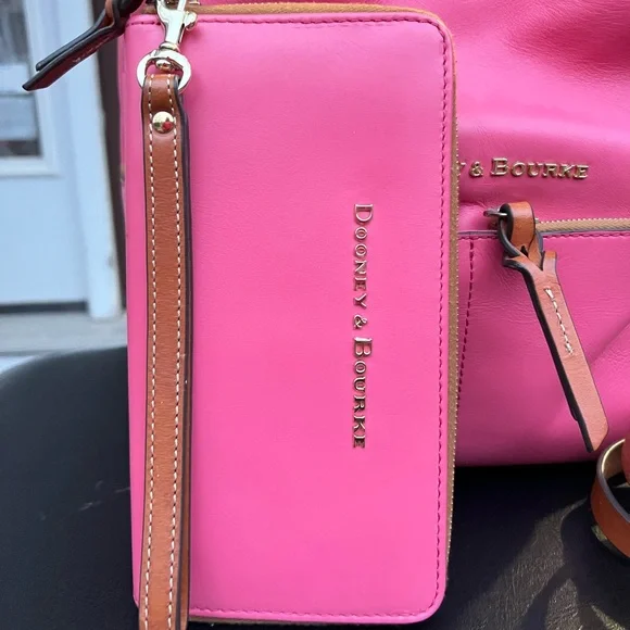 DOONEY AND BOURKE SET OF DAWSON PINK PURSE AND WRISTLET - Picture 4 of 15
